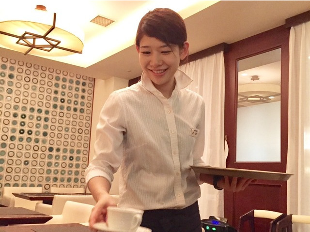 ホールスタッフ急募中！あなたの力を貸してください
「いらっしゃいませ」の元気な挨拶と笑顔があればOK♪お仕事は1つずつしっかり覚えていきましょう。飲食店に慣れている先輩スタッフがいるから、サポートやフォローもしっかりしてくれて安心ですよ♪
ホール担当の星野さんが一から丁寧に教えてくれます。